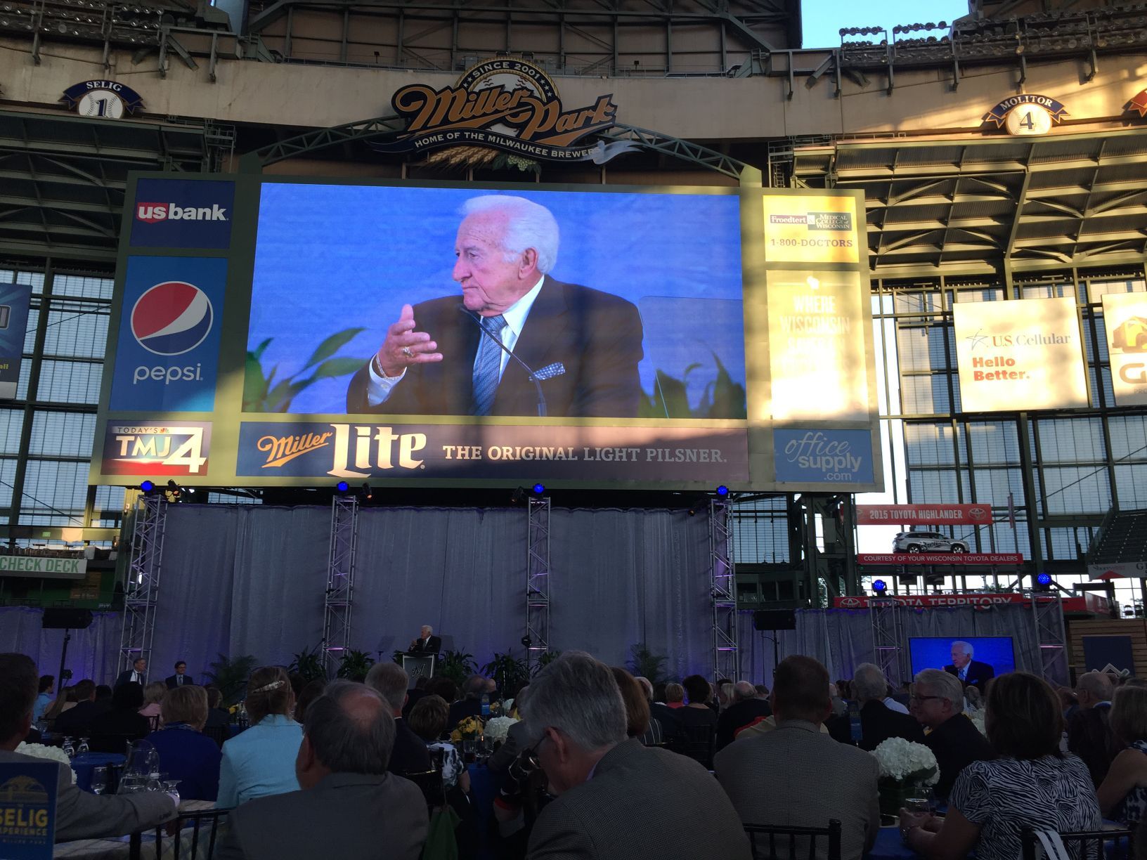 Bob Uecker emcee at Selig Experience